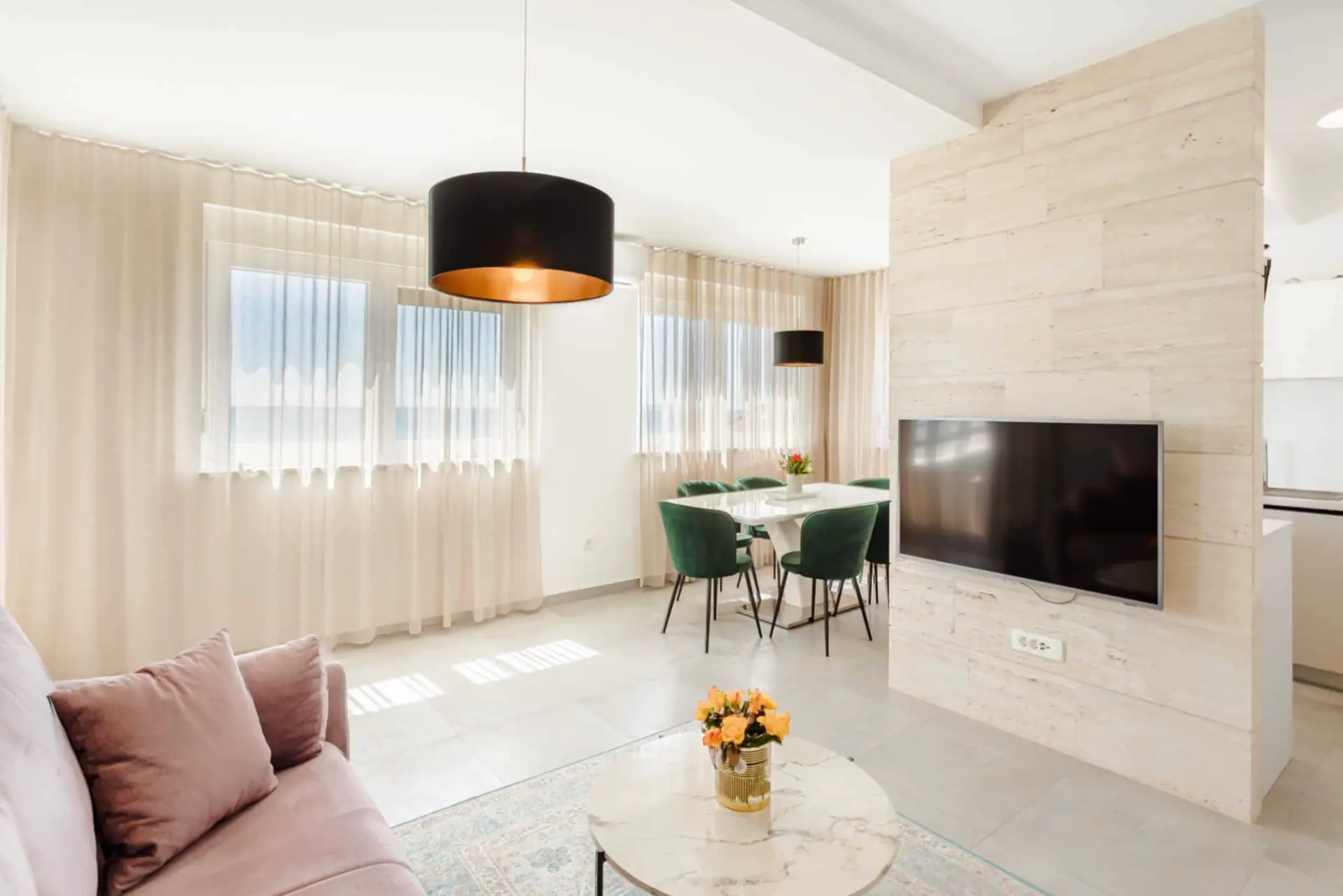 Helles Apartment-Wohnzimmer auf Vir mit Blick auf das Meer