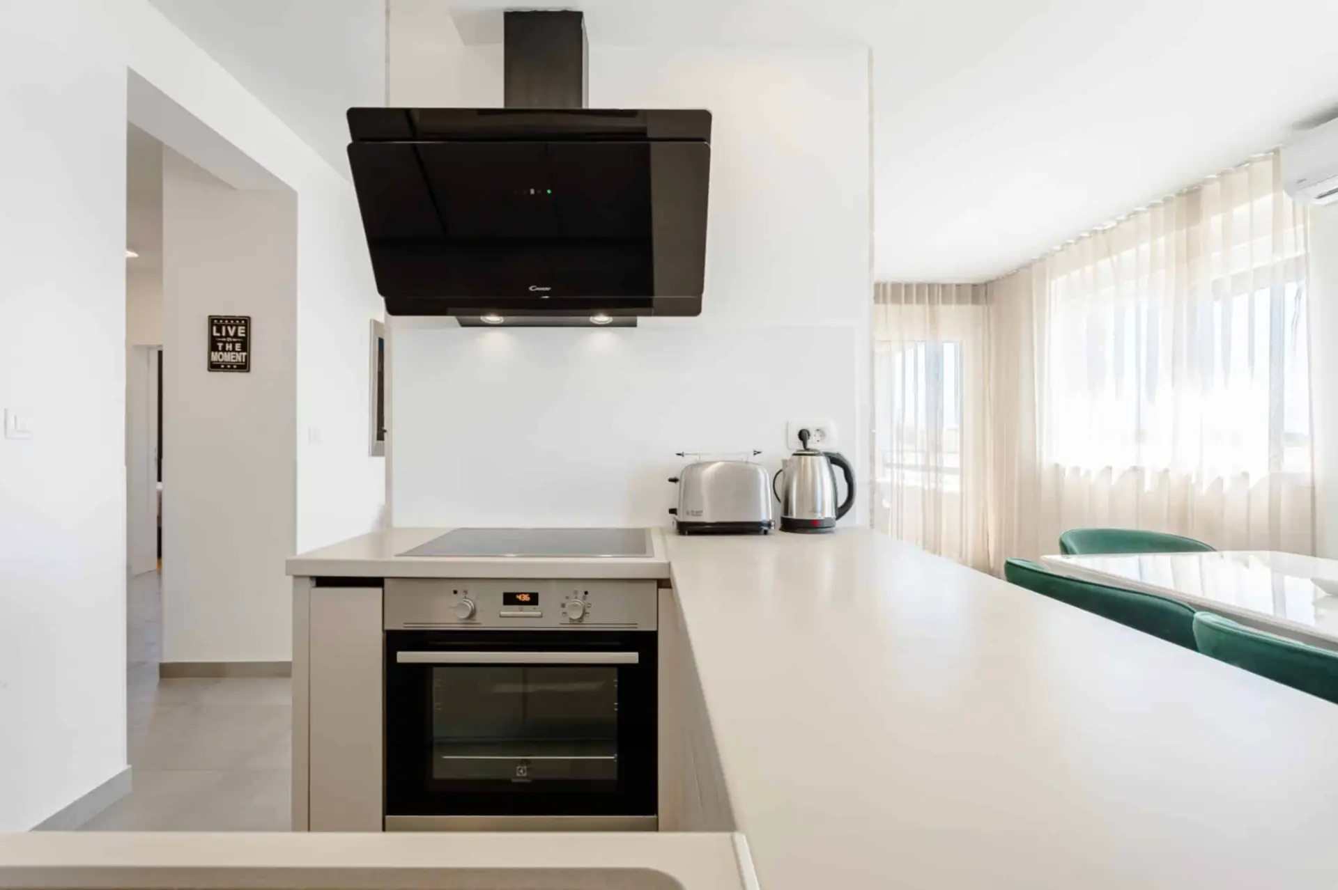 Moderne Apartmentküche mit gemütlichem Essbereich auf Vir