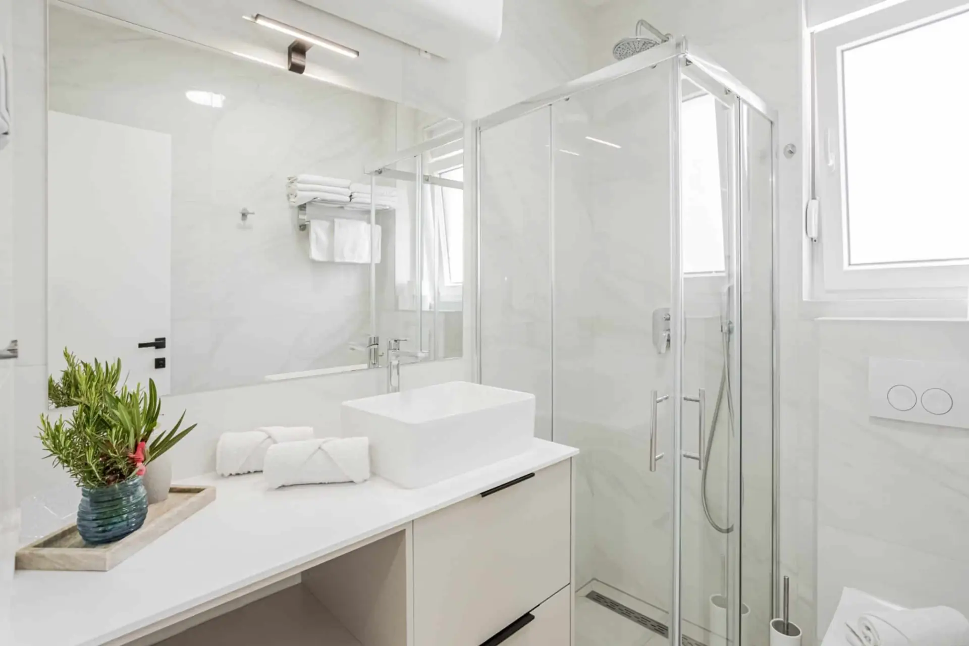 Modernes Apartment-Badezimmer auf Vir mit ebenerdiger Dusche