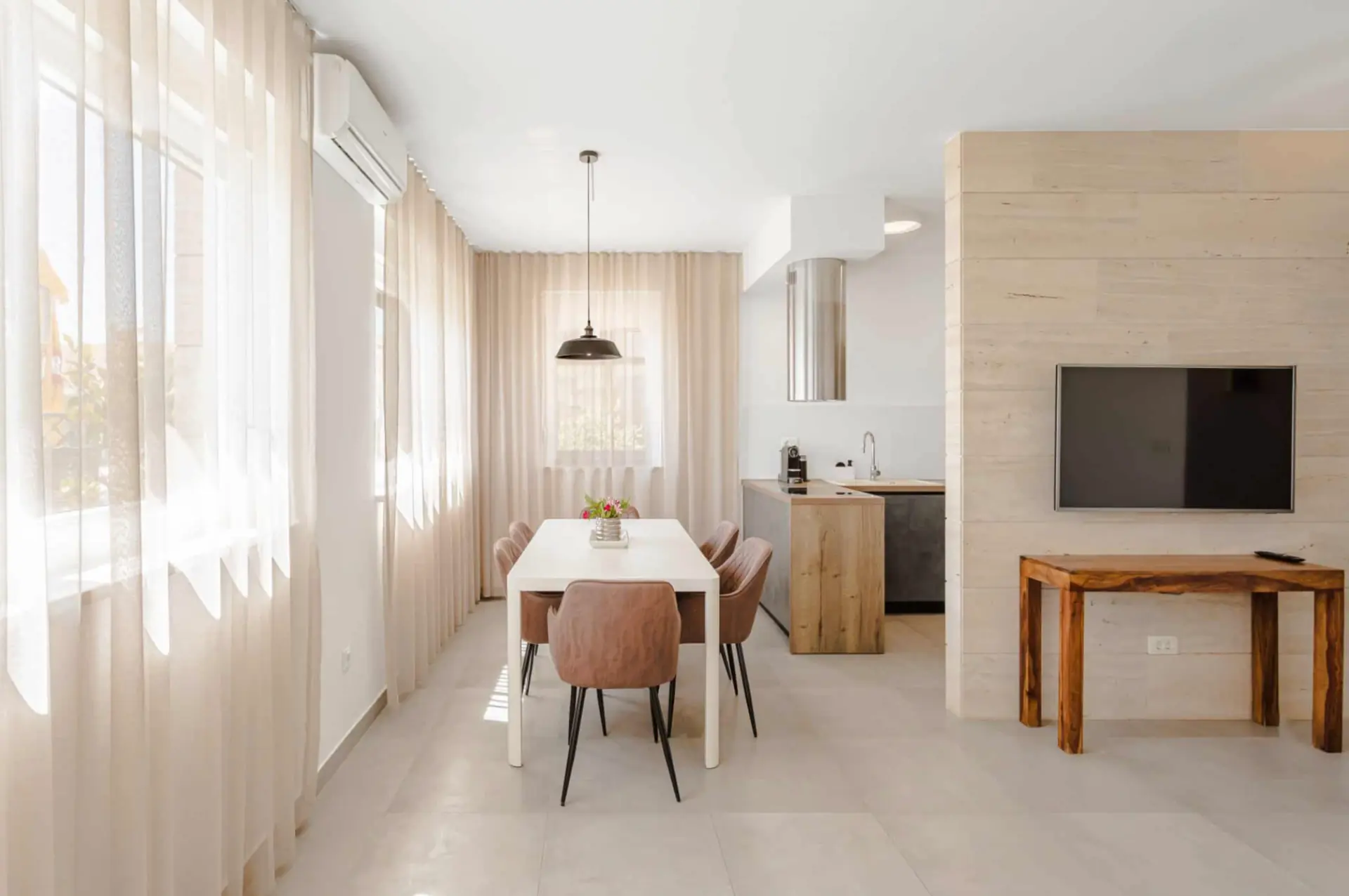 Moderner Wohn- und Essbereich eines Apartments auf Vir