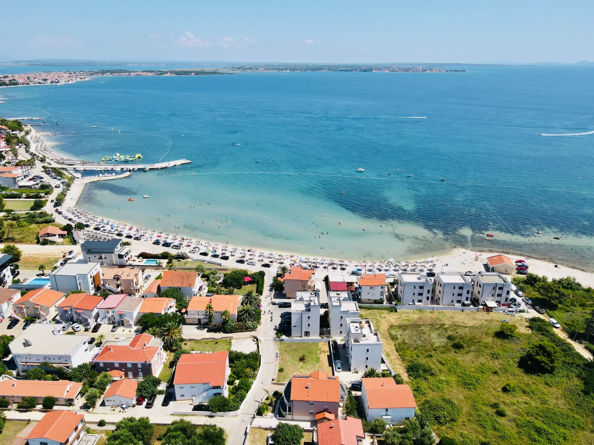 Luftaufnahme von Strand und klarem Meer an der kroatischen Küste bei Vir