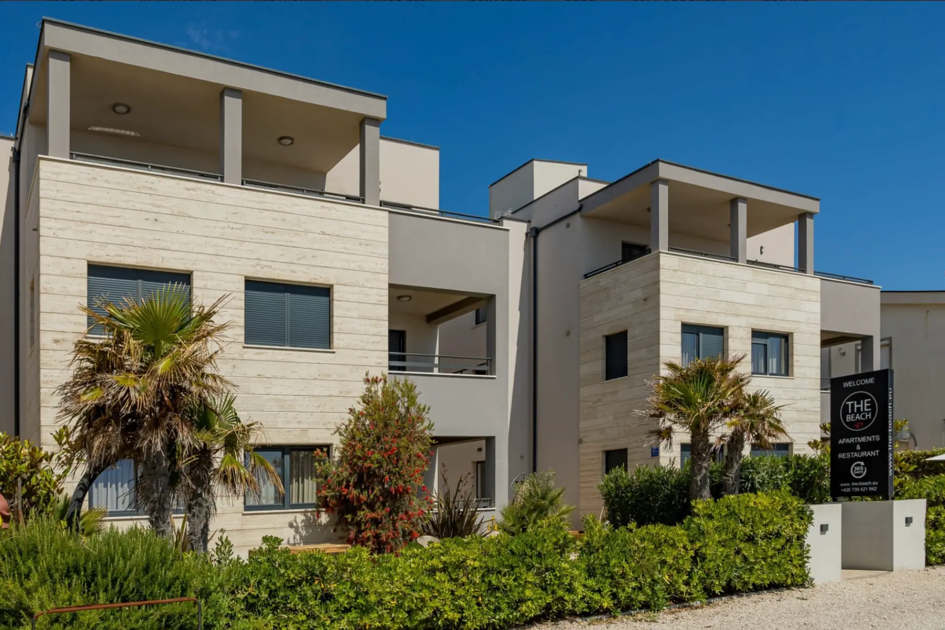 Außenansicht der modernen Beach Apartments auf Vir in Kroatien